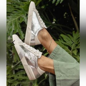 Dolce vita Zina Sneakers Chrome Distressed
Leather 7.5 gently used